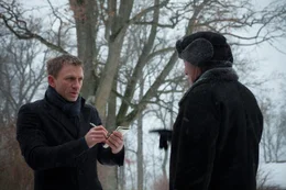 Mikael Blomkvist (Daniel Craig, l.) muss sich Notizen machen, um Henriks Vangers (Christopher Plummer, r.) Ausf&uuml;hrungen &uuml;ber die Industriellen-Familie Vanger folgen zu k&ouml;nnen.
