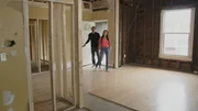 Um ein Cottage im mediterranen Stil mit einem eigenwilligen Grundriss zu verstehen, müssen Page Turner und DeRon Jenkins die Räume umstrukturieren. Indem sie die Zimmer umgestalten, erschaffen sie mehr Platz und ein extra Zimmer. So soll der Wert des Hauses gesteigert werden - denn den beiden geht es um einen guten Verkauf. Um ein Cottage im mediterranen Stil mit einem eigenwilligen Grundriss zu verstehen, müssen Page Turner und DeRon Jenkins die Räume umstrukturieren. Indem sie die Zimmer umgestalten, erschaffen sie mehr Platz und ein extra Zimmer. So soll der Wert des Hauses gesteigert werden - denn den beiden geht es um einen guten Verkauf.