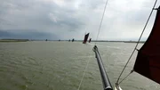 Ein frischer Wind aus Nordost weht den alten Booten entgegen. Auf dem Barther Bodden ist den ganzen Sommer Regattazeit. Ein frischer Wind aus Nordost weht den alten Booten entgegen. Auf dem Barther Bodden ist den ganzen Sommer Regattazeit.