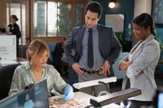 Puzzleteile eines Verbrechens, v.li.: Kaitlin Olson als Morgan Gillory, Deniz Akdeniz als Lev Osman, Javicia Leslie als Daphne Forrester Puzzleteile eines Verbrechens, v.li.: Kaitlin Olson als Morgan Gillory, Deniz Akdeniz als Lev Osman, Javicia Leslie als Daphne Forrester