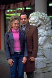 (1. Staffel) - Auf seine pers&ouml;nliche Assistentin Sharona Fleming (Bitty Schram, l.) kann sich Monk (Tony Shalhoub, r.) immer verlassen.
