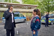 Im "Haus Delling", einer Öl- und Gewürzhandlung, hat es einen Todschlag gegeben. Kommissare Amira Mahdi (Aylin Ravanyar, r.) und Jonas Fischer (Lukas Piloty, l.) treffen sich am Tatort, um die Ermittlungen aufzunehmen. Doch Jonas muss noch etwas Wichtigeres klären. (Komparse im Bild) Im "Haus Delling", einer Öl- und Gewürzhandlung, hat es einen Todschlag gegeben. Kommissare Amira Mahdi (Aylin Ravanyar, r.) und Jonas Fischer (Lukas Piloty, l.) treffen sich am Tatort, um die Ermittlungen aufzunehmen. Doch Jonas muss noch etwas Wichtigeres klären. (Komparse im Bild)
