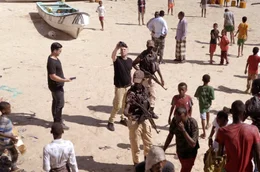 Die Kriegstouristen Andrew und AJ werden in Somalia am Strand von privaten Bodyguards bewacht.