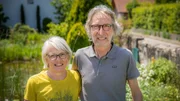 Hinter den Hecken Bäume-Garten Staffel 7 Folge 1 Marlise und Roland Fasnacht in ihrem Garten in Sugiez FR. Hinter den Hecken Bäume-Garten Staffel 7 Folge 1 Marlise und Roland Fasnacht in ihrem Garten in Sugiez FR.