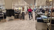 Shopping, fast wie früher: Gerade beim Shoppen ist Lea (r.) froh über die Alternative zum Rollstuhl. Shopping, fast wie früher: Gerade beim Shoppen ist Lea (r.) froh über die Alternative zum Rollstuhl.