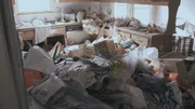Das Haus, das Ken und Anita gekauft haben, steht seit 14 Jahren leer. Die Lage ist perfekt, doch um es für einen teuren Preis zu verkaufen, muss das Haus unbedingt einen großen, amerikanischen Master Bedroom bekommen. Da der Platz begrenzt ist, müssen die beiden Immobilieninvestoren kreativ werden. Das Haus, das Ken und Anita gekauft haben, steht seit 14 Jahren leer. Die Lage ist perfekt, doch um es für einen teuren Preis zu verkaufen, muss das Haus unbedingt einen großen, amerikanischen Master Bedroom bekommen. Da der Platz begrenzt ist, müssen die beiden Immobilieninvestoren kreativ werden.