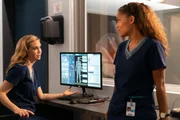 Dr. Morgan Reznick (Fiona Gubelmann, l.) und Dr. Claire Browne (Antonia Thomas)