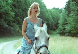 Eva Herzig (Christine Grasser).