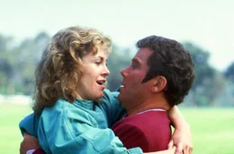 Captain Kirk (William Shatner, r.) schafft es zum Gl&uuml;ck, das Misstrauen der Meeresbiologin Gillian Taylor (Catherine Hicks, l.) zu zerstreuen.