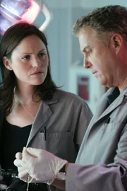 Sara (Jorja Fox) und Grissom (William Petersen) untersuchen den Tod von Charlotte Sommerville, die gekreuzigt in einer Kirche aufgefunden wurde. Als sich herausstellt, dass das Opfer schwanger war, überschlagen sich die Ereignisse... +++ Sara (Jorja Fox) und Grissom (William Petersen) untersuchen den Tod von Charlotte Sommerville, die gekreuzigt in einer Kirche aufgefunden wurde. Als sich herausstellt, dass das Opfer schwanger war, überschlagen sich die Ereignisse... +++