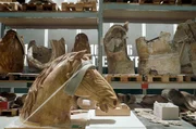Die Gipskopie eines Pferdekopfes in der Schauwerkstatt des Bundestages: Nur dank der Gipskopie der Quadriga konnte nach dem Krieg eine neue Quadriga hergestellt werden.