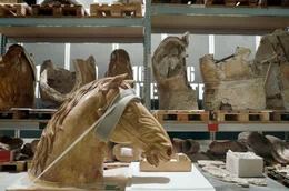 Die Gipskopie eines Pferdekopfes in der Schauwerkstatt des Bundestages: Nur dank der Gipskopie der Quadriga konnte nach dem Krieg eine neue Quadriga hergestellt werden.