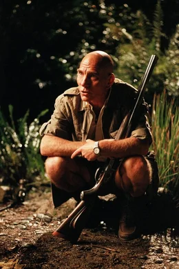 Pete Postlethwaite (Roland Tembo).
