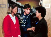 Richard (J. Eddie Peck, M.) macht sich über den Größenunterschied von Kate (Susan Savage, l.) und Sammy (Joel Hoffman) lustig. Richard (J. Eddie Peck, M.) macht sich über den Größenunterschied von Kate (Susan Savage, l.) und Sammy (Joel Hoffman) lustig.