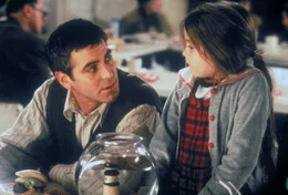 George Clooney als Jack Taylor und Mae Whitman als Maggie Taylor.