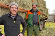 Sven Ole Johansson (li.) bekommt Hilfe von einem Landwirt, der Heu &uuml;brig hat.