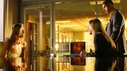 Calleigh (Emily Procter, 2.v.r.) und Delko (Adam Rodriguez) vernehmen Bonnie Galenetti (Brooke Burns), eine Stammkundin des get&ouml;teten Sch&ouml;nheitschirurgen Dr. Reeger.