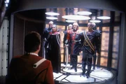 Ungewohnter Besuch auf der Enterprise: Captain Kirk (William Shatner, l.) begr&uuml;&szlig;t eine klingonische Delegation.
