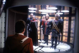 Ungewohnter Besuch auf der Enterprise: Captain Kirk (William Shatner, l.) begr&uuml;&szlig;t eine klingonische Delegation.