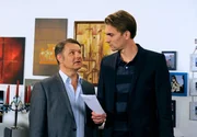 Angestachelt durch seinen Ziehvater Drechsler (Klaus Christian Schreiber, l.), beginnt Lutz (Simon Mantei, r.), an einer Zusammenarbeit mit Torben zu zweifeln. Angestachelt durch seinen Ziehvater Drechsler (Klaus Christian Schreiber, l.), beginnt Lutz (Simon Mantei, r.), an einer Zusammenarbeit mit Torben zu zweifeln.
