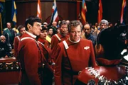 Auf einem intergalaktischen Kongress werden James T. Kirk (William Shatner, M.) und seine Crew eines Verbrechens beschuldigt. Spock (Leonard Nimoy, l.) und Dr. McCoy (DeForest Kelley, 3.v.l.) sind fassungslos.