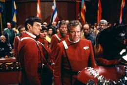 Auf einem intergalaktischen Kongress werden James T. Kirk (William Shatner, M.) und seine Crew eines Verbrechens beschuldigt. Spock (Leonard Nimoy, l.) und Dr. McCoy (DeForest Kelley, 3.v.l.) sind fassungslos.