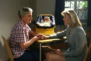 Margot (Jutta Speidel, re.) besucht ihre Freundin Elsa (Luise Deschauer) im Gef&auml;ngnis. Elsa soll die Taufpatin von Margots Tochter Verena werden.