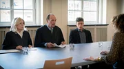 Werden sich Isa von Brede (Sabine Postel, l.), Markus Gellert (Herbert Knaup, M.) und ihr Mandant Patrick Kemmerich (Enrique Fiß, r.) mit der Gegenseite zu einigen? Werden sich Isa von Brede (Sabine Postel, l.), Markus Gellert (Herbert Knaup, M.) und ihr Mandant Patrick Kemmerich (Enrique Fiß, r.) mit der Gegenseite zu einigen?