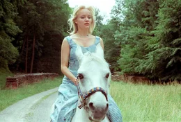 Eva Herzig (Christine Grasser).