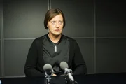 Rita Poth (Michaela Caspar) ist geschockt, als die Kommissare ihr unterstellen, dass sie mit dem Tod ihres Sohnes etwas zu tun haben soll. Rita Poth (Michaela Caspar) ist geschockt, als die Kommissare ihr unterstellen, dass sie mit dem Tod ihres Sohnes etwas zu tun haben soll.