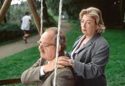 00 Uhr. Karl Weiss (Friedrich von Thun) berichtet seiner Frau Mathilde (Brigitte Janner), dass er entlassen wurde. Mathilde, von der Nachricht weniger beeindruckt, als davon, dass ihr Mann sich mit seiner neuen Situation nicht anfreunden kann, versucht, ihm die Vorteile seines Rentnerdaseins schmackhaft zu machen.