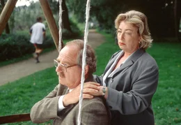 00 Uhr. Karl Weiss (Friedrich von Thun) berichtet seiner Frau Mathilde (Brigitte Janner), dass er entlassen wurde. Mathilde, von der Nachricht weniger beeindruckt, als davon, dass ihr Mann sich mit seiner neuen Situation nicht anfreunden kann, versucht, ihm die Vorteile seines Rentnerdaseins schmackhaft zu machen.