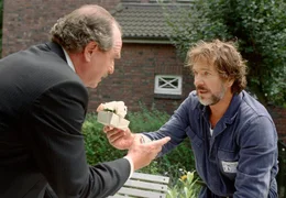 00 Uhr. Harry Freundner (G&ouml;tz George) will sich bei seinem besten Freund und Schachkollegen Karl Weiss (Friedrich von Thun) mit einem kleinen Geschenk daf&uuml;r entschuldigen, dass er ein Verh&auml;ltnis mit seiner Frau eingegangen ist. Karl setzt ihn kurzerhand Schach-Matt.