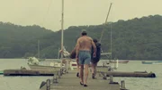 Mit dem US-Skipper Duane Boston begibt sich das junge Paar auf einen mehrw&ouml;chigen Segeltrip. Mit an Bord der "Justin B" sind auch Duanes S&ouml;hne.