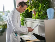 Chad (Ralf Bauer) hat als Arzt Zugang zu den Krankenakten und sucht die Unterlagen von einem Patienten mit Herztransplantation.