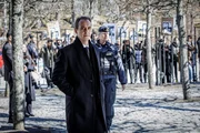 Bei der Beerdigung eines 14-jährigen Jungen, der bei einem Polizeieinsatz ums Leben gekommen ist, wird Klas Fredén (Jonas Karlsson, l.) mit einer Demonstration gegen Polizeigewalt konfrontiert. Bei der Beerdigung eines 14-jährigen Jungen, der bei einem Polizeieinsatz ums Leben gekommen ist, wird Klas Fredén (Jonas Karlsson, l.) mit einer Demonstration gegen Polizeigewalt konfrontiert.