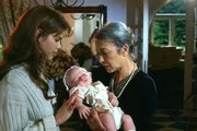 Anna (Ursula Buschhorn, li.) ist zu ihrer "Beinahe-Schwiegermutter" Sigrid Hohdorf (Christine Ostermayer) gezogen. Zufrieden stellt Sigrid fest, daß ihr Plan aufzugehen scheint: das Baby ist bei ihr und Anna hat mit ihrer Familie gebrochen. Anna (Ursula Buschhorn, li.) ist zu ihrer "Beinahe-Schwiegermutter" Sigrid Hohdorf (Christine Ostermayer) gezogen. Zufrieden stellt Sigrid fest, daß ihr Plan aufzugehen scheint: das Baby ist bei ihr und Anna hat mit ihrer Familie gebrochen.
