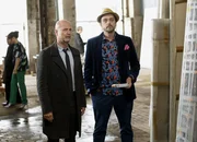 Der Kommissar macht sich ein Bild im K&uuml;nstleratelier, v.li.: Christian Berkel als Bruno Schumann, Harry Prinz als Tom Stein