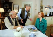 Ferdi (Fritz von Friedl, M.) überrascht Johanna (Brigitte Antonius, r.) mit einer außergewöhnlichen Idee für ihre Lesung (mit Claus Dieter Clausnitzer, l.). Ferdi (Fritz von Friedl, M.) überrascht Johanna (Brigitte Antonius, r.) mit einer außergewöhnlichen Idee für ihre Lesung (mit Claus Dieter Clausnitzer, l.).