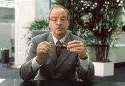 Karl (Friedrich von Thun) ist ein ordnungsliebender Mensch, der seit Jahren jeden Tag mit einem genau eingeteilten Zeitplan beginnt.