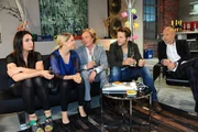Nach und nach erkennen Anna und Tom, dass sie nicht ohne Familie und Freunde heiraten wollen. (v.l.n.r.) Paloma (Maja Maneiro), Anna (Jeanette Biedermann), Tom (Patrick Kalupa), Enrique (Jacob Weigert) und Bruno (K. Dieter Klebsch) ...