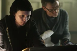 Im Laufe ihrer gemeinsamen Ermittlung werden Mikael (Daniel Craig) und Lisbeth (Rooney Mara) zu einem eingespielten Team.