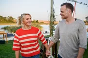 Freuen sich auf die Hochzeit: Tanja Wedhorn als Nora Kaminski, Bernhard Piesk als Max Jensen