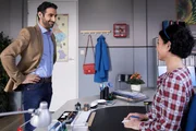 Der neue Controller des Rosenheimer Kommissariats, Daniel Donato (Paul Brusa), stellt sich an seinem ersten Arbeitstag gut gelaunt bei Frau Stockl (Marisa Burger) vor.