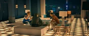 Im Foyer des Tokioter Hotels versuchen Bahl (Aram Tafreshian, links) und Malik (Jan Krautter, rechts) Linus (Friedrich M&uuml;cke) davon zu &uuml;berzeugen, dass er den Vertrag m&ouml;glichst schnell unterschreiben soll.