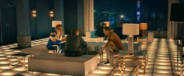 Im Foyer des Tokioter Hotels versuchen Bahl (Aram Tafreshian, links) und Malik (Jan Krautter, rechts) Linus (Friedrich M&uuml;cke) davon zu &uuml;berzeugen, dass er den Vertrag m&ouml;glichst schnell unterschreiben soll.