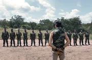 Milit&auml;rischer Drill: Black-Mambas-Gr&uuml;nder Craig Spencer und die Black Mambas am Exerzierplatz. Sechs Wochen dauert die Ausbildung, bevor die jungen Frauen auf Patrouille gehen d&uuml;rfen.