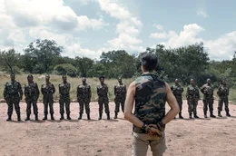 Milit&auml;rischer Drill: Black-Mambas-Gr&uuml;nder Craig Spencer und die Black Mambas am Exerzierplatz. Sechs Wochen dauert die Ausbildung, bevor die jungen Frauen auf Patrouille gehen d&uuml;rfen.