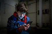 Mario Höfer (Juri Winkler) wurde von seinem vermeintlichen Kumpel in einen dunklen Raum gesperrt. Verzweifelt versucht er Hilfe über sein Handy zu rufen. Mario Höfer (Juri Winkler) wurde von seinem vermeintlichen Kumpel in einen dunklen Raum gesperrt. Verzweifelt versucht er Hilfe über sein Handy zu rufen.