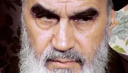 Ayatollah Khomeini kehrt in den Iran zur&uuml;ck und setzt sich an die Spitze einer islamischen Revolution gegen westliche Einfl&uuml;sse und die Dominanz Saudi-Arabiens &uuml;ber den Islam.